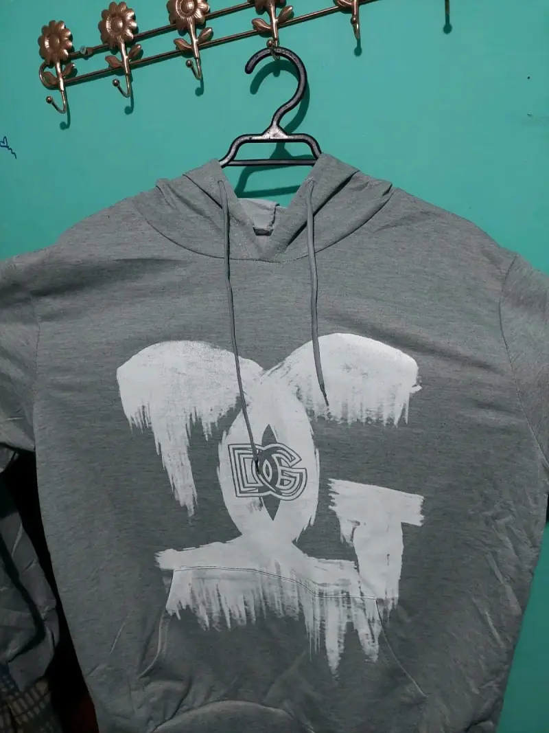 Polerón gris con capucha y diseño gráfico - 1