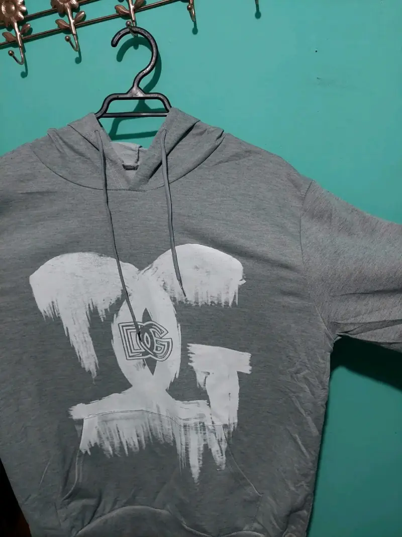 Polerón gris con capucha y diseño gráfico - 2