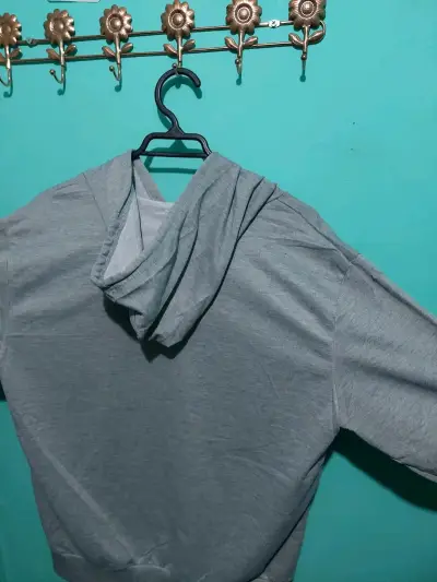 Polerón gris con capucha y diseño gráfico - miniatura 3