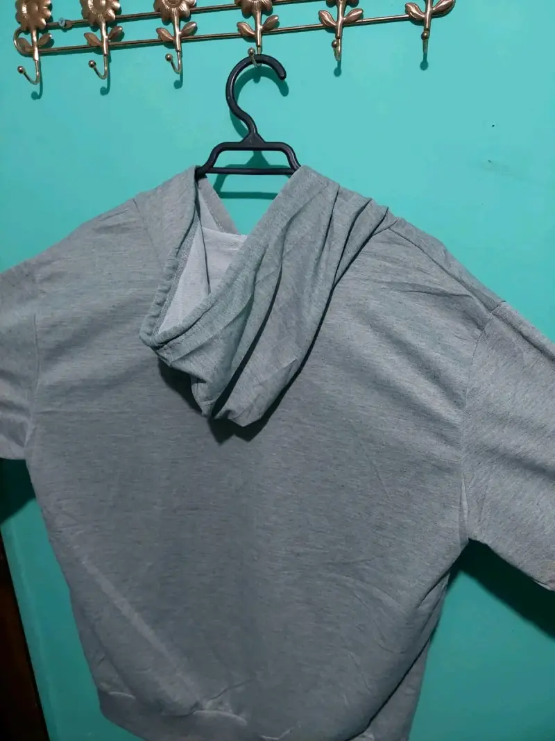 Polerón gris con capucha y diseño gráfico - 4