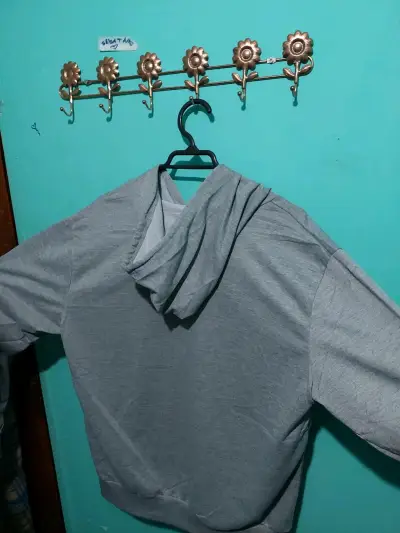 Polerón gris con capucha y diseño gráfico - miniatura 5