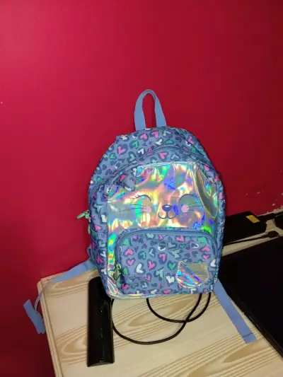 Mochila infantil con diseño holográfico y corazones - miniatura 1