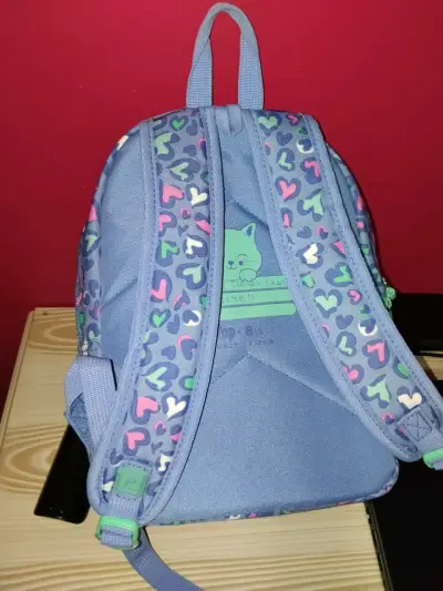 Mochila infantil con diseño holográfico y corazones - miniatura 2