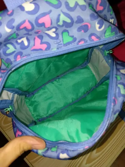 Mochila infantil con diseño holográfico y corazones - miniatura 3