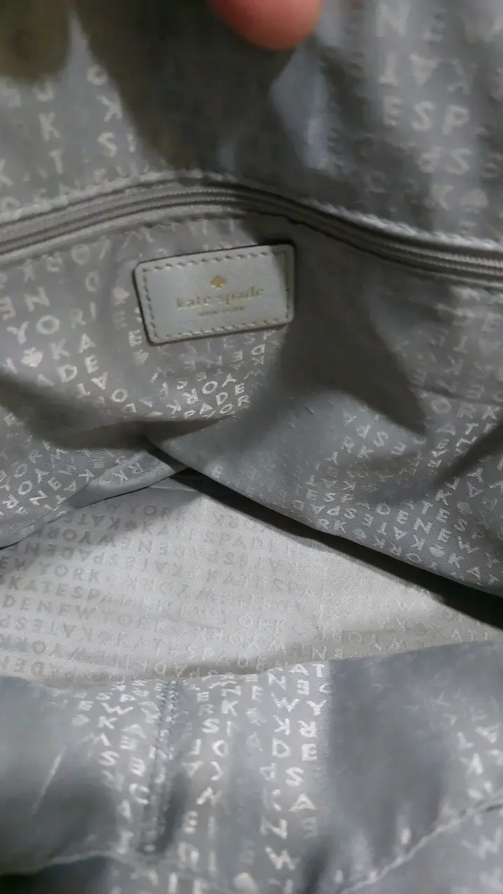 Cartera gris clarito kate space con asas - 4