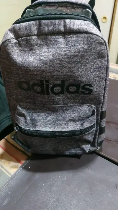 Lonchera  Adidas gris con bolsillo frontal - miniatura 1
