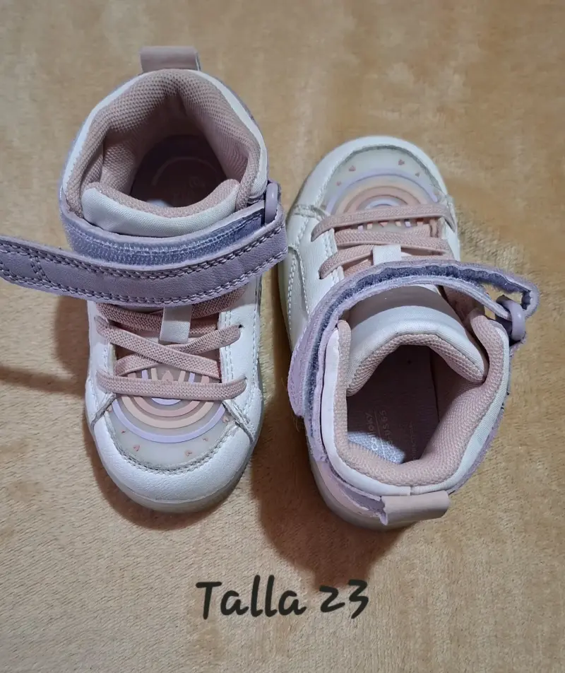 Zapatillas infantiles blancas con velcro talla 23