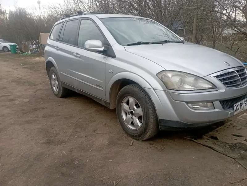 SUV SsangYong plateado en buen estado - 1