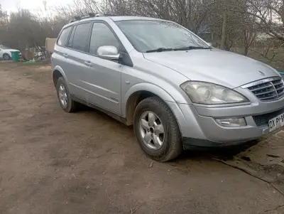 SUV SsangYong plateado en buen estado - miniatura 1