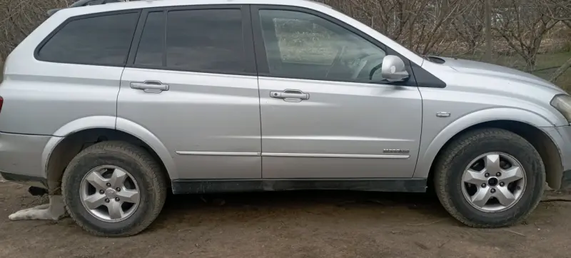 SUV SsangYong plateado en buen estado - 3