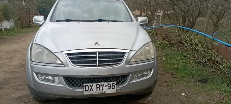 SUV SsangYong plateado en buen estado - 4