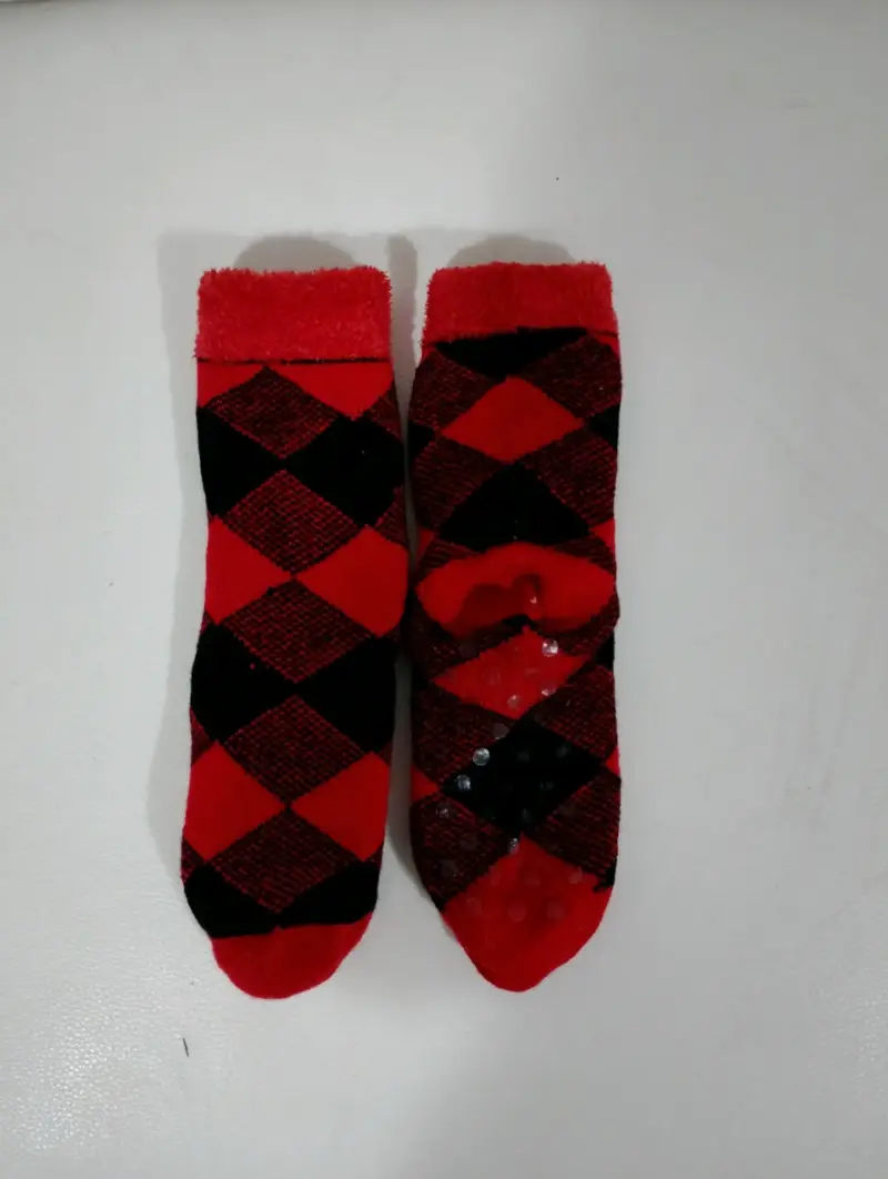 Calcetines microfibra antideslizantes rojos y negr