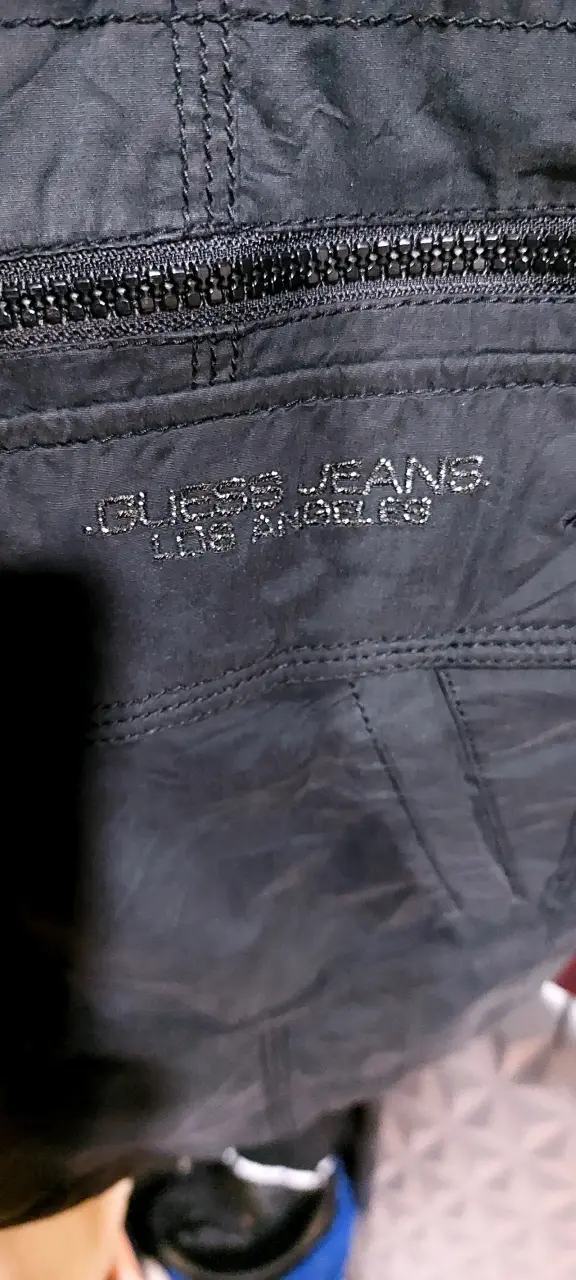 Chaqueta negra Guess con bolsillos múltiples - 4