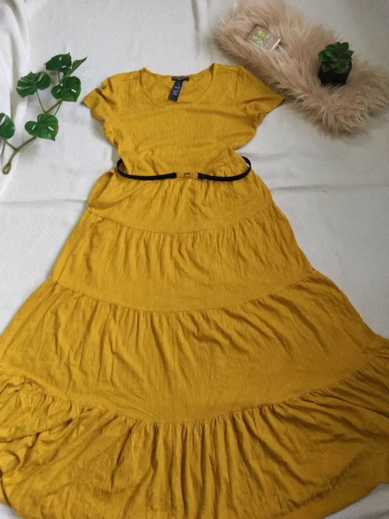 Vestido amarillo con cinturón elegante - 1
