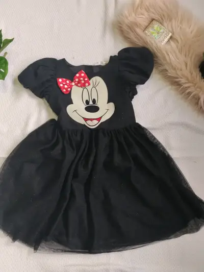 Vestido amarillo con cinturón elegante - miniatura 6
