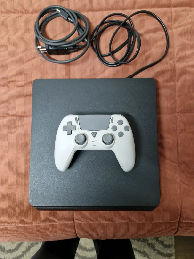 PS4 Slim 1 terabyte - 1