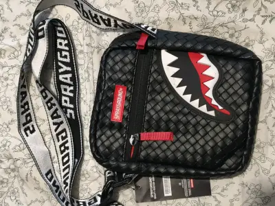 Bandolera Sprayground negra con diseño de tiburón - miniatura 1