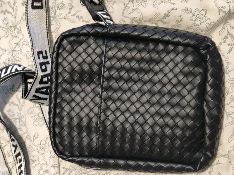 Bandolera Sprayground negra con diseño de tiburón - 2
