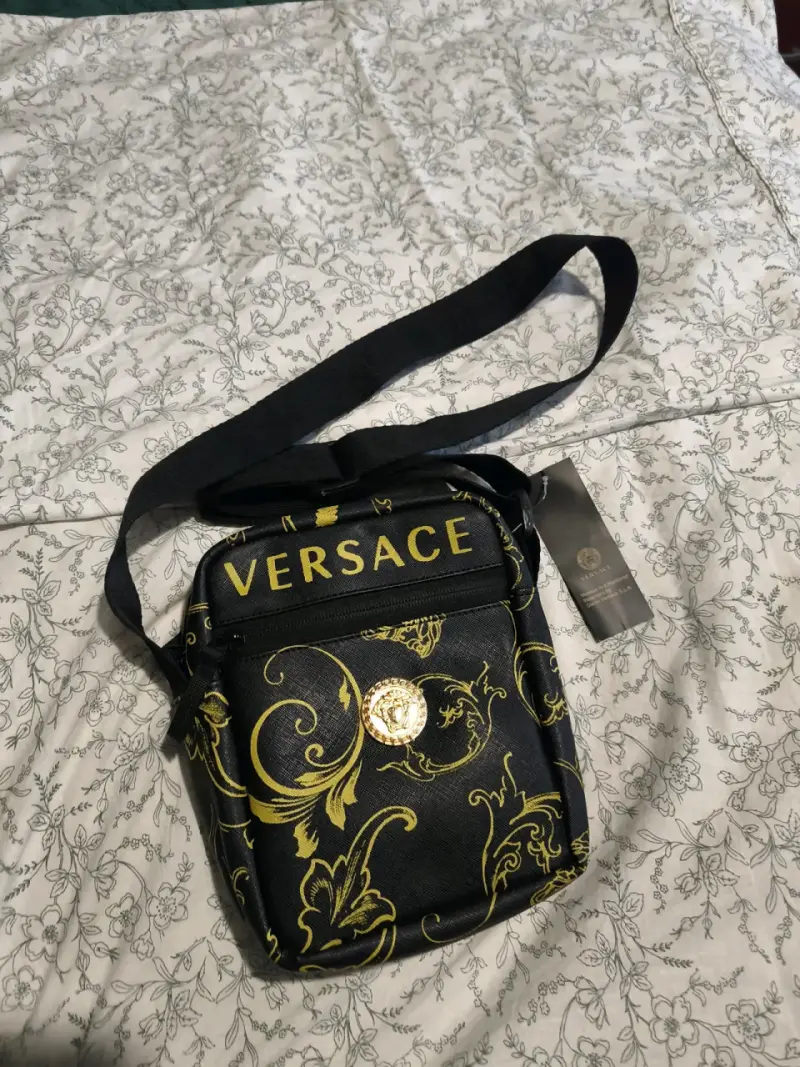 Bolso Versace negro con detalles dorados - 1