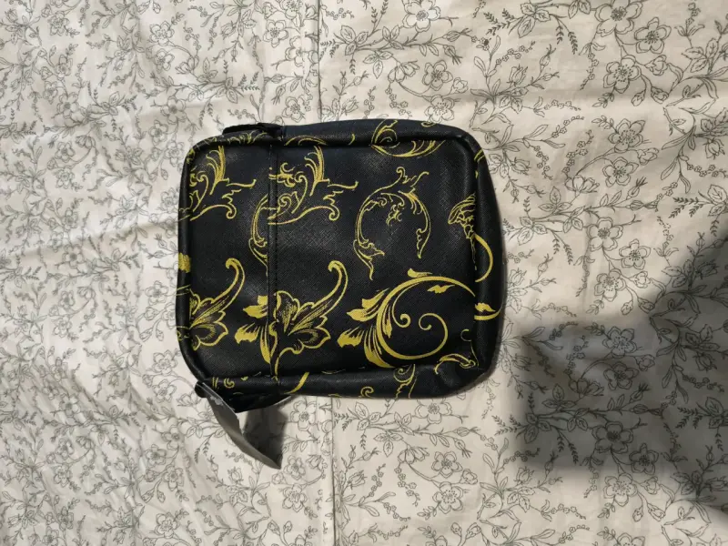 Bolso Versace negro con detalles dorados - 2