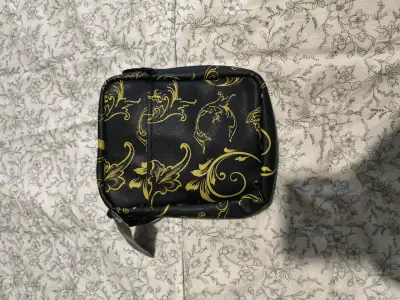 Bolso Versace negro con detalles dorados - miniatura 2