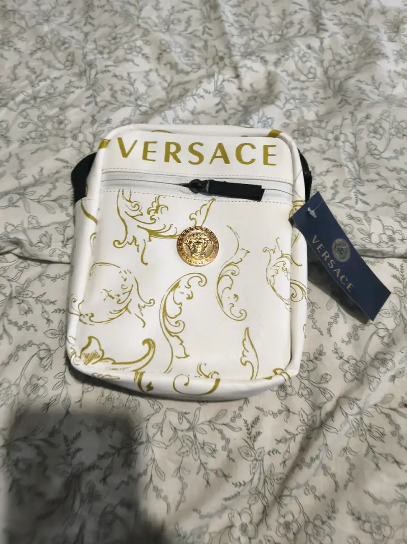 Bolso Versace blanco con detalles dorados - 1