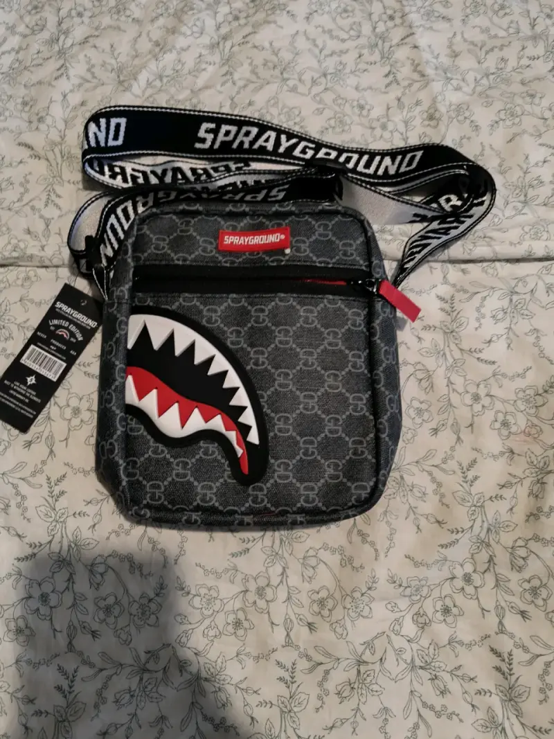 Bandolera Sprayground con diseño de tiburón - 1
