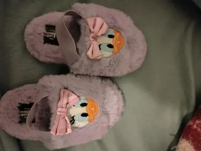 Pantuflas peludas Disney con diseño de pato - miniatura 1