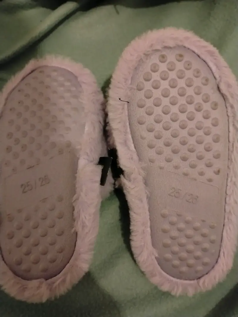 Pantuflas peludas Disney con diseño de pato - 2