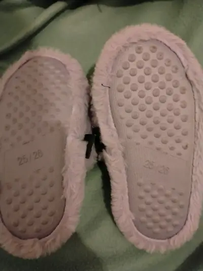 Pantuflas peludas Disney con diseño de pato - miniatura 2