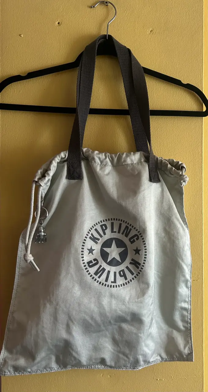 Bolso Kipling gris con logo