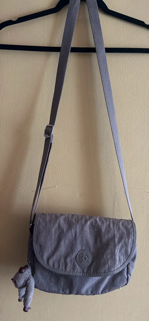 Bandolera Kipling gris con colgante