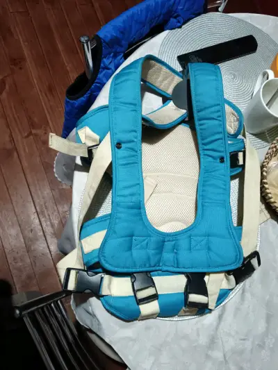 Portabebés ergonómico azul con diseño de corazón - miniatura 2