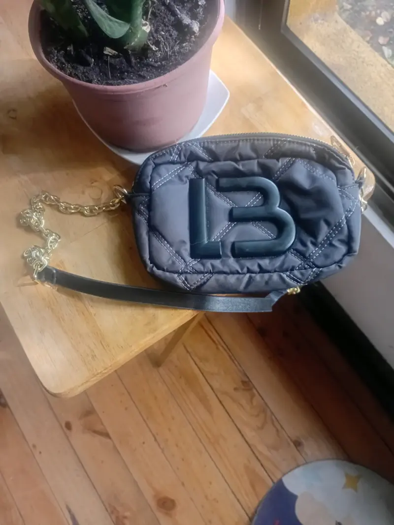 Cartera acolchada gris con cadena dorada - 1