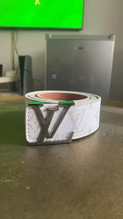 Cinturón blanco de cuero con hebilla LV - miniatura 1