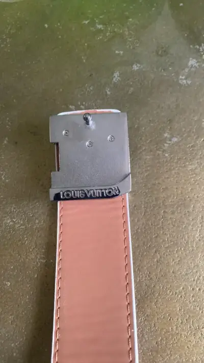 Cinturón blanco de cuero con hebilla LV - miniatura 2