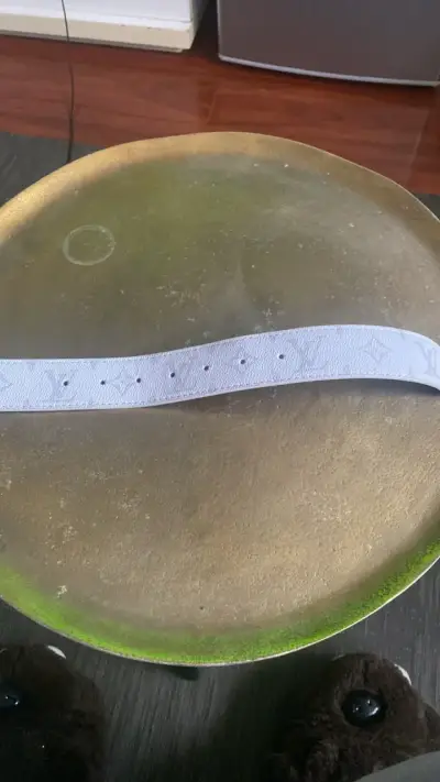 Cinturón blanco de cuero con hebilla LV - miniatura 3