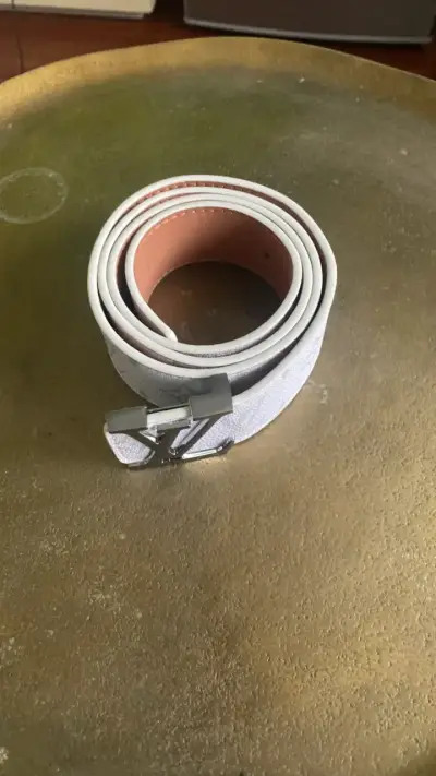 Cinturón blanco de cuero con hebilla LV - miniatura 5