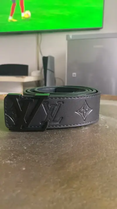 Cinturón de cuero negro con hebilla LV - miniatura 1