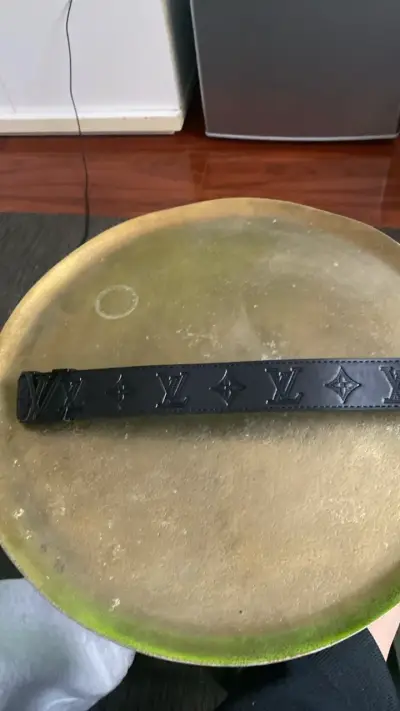 Cinturón de cuero negro con hebilla LV - miniatura 3