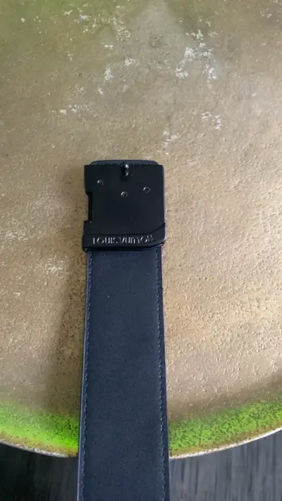 Cinturón de cuero negro con hebilla LV - miniatura 4
