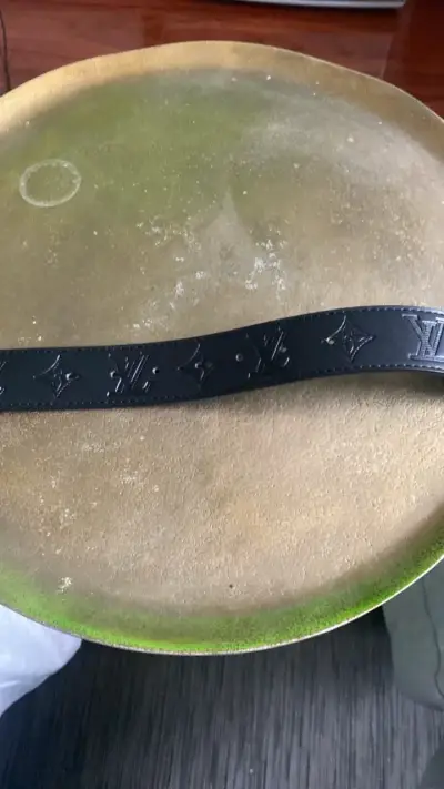 Cinturón de cuero negro con hebilla LV - miniatura 6