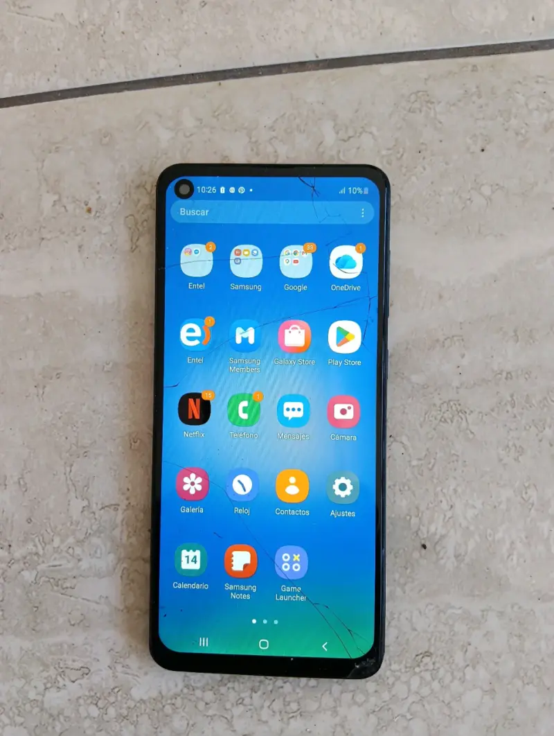 Smartphone Samsung con pantalla dañada - 1