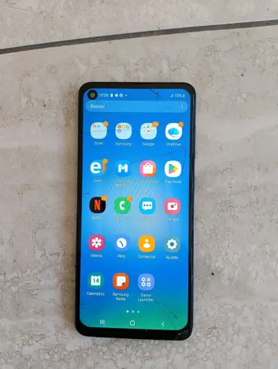 Smartphone Samsung con pantalla dañada - miniatura 1