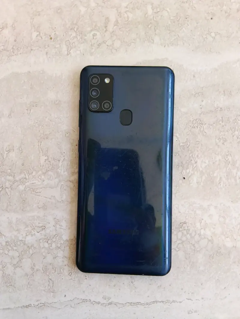 Smartphone Samsung con pantalla dañada - 2