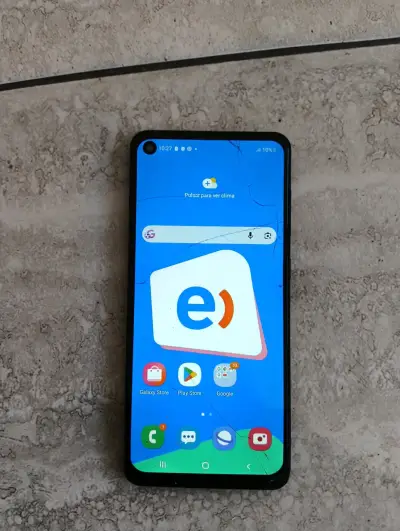 Smartphone Samsung con pantalla dañada - miniatura 3