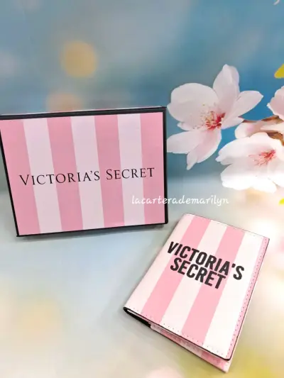 Porta pasaporte Victoria's Secret a rayas rosadas - miniatura 1