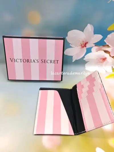 Porta pasaporte Victoria's Secret a rayas rosadas - miniatura 2