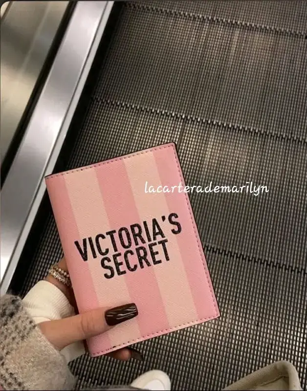 Porta pasaporte Victoria's Secret a rayas rosadas - 3