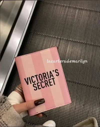 Porta pasaporte Victoria's Secret a rayas rosadas - miniatura 3